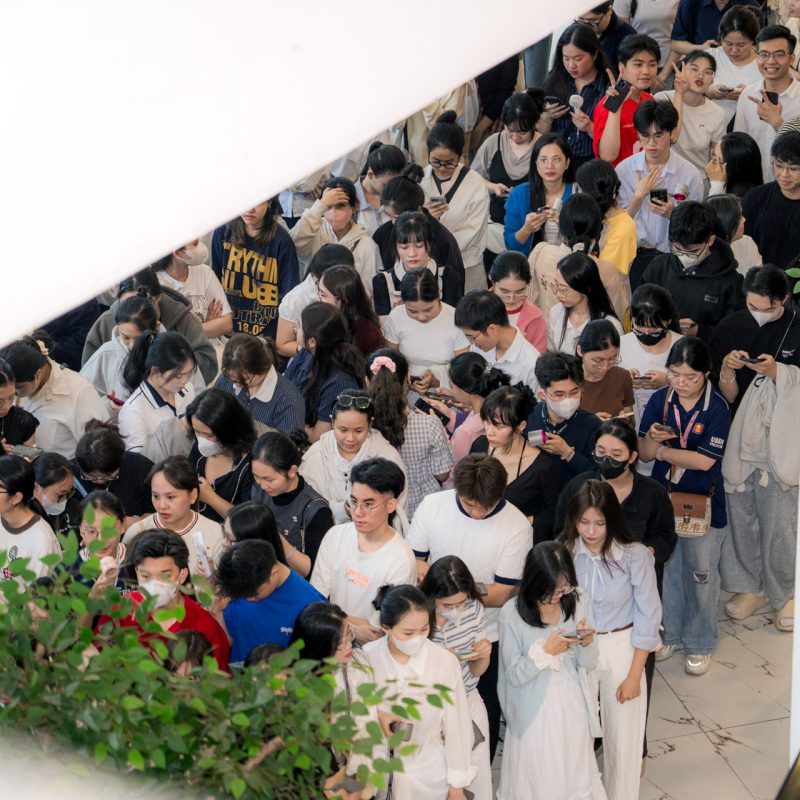 ben-trong-sanh-xep-hang